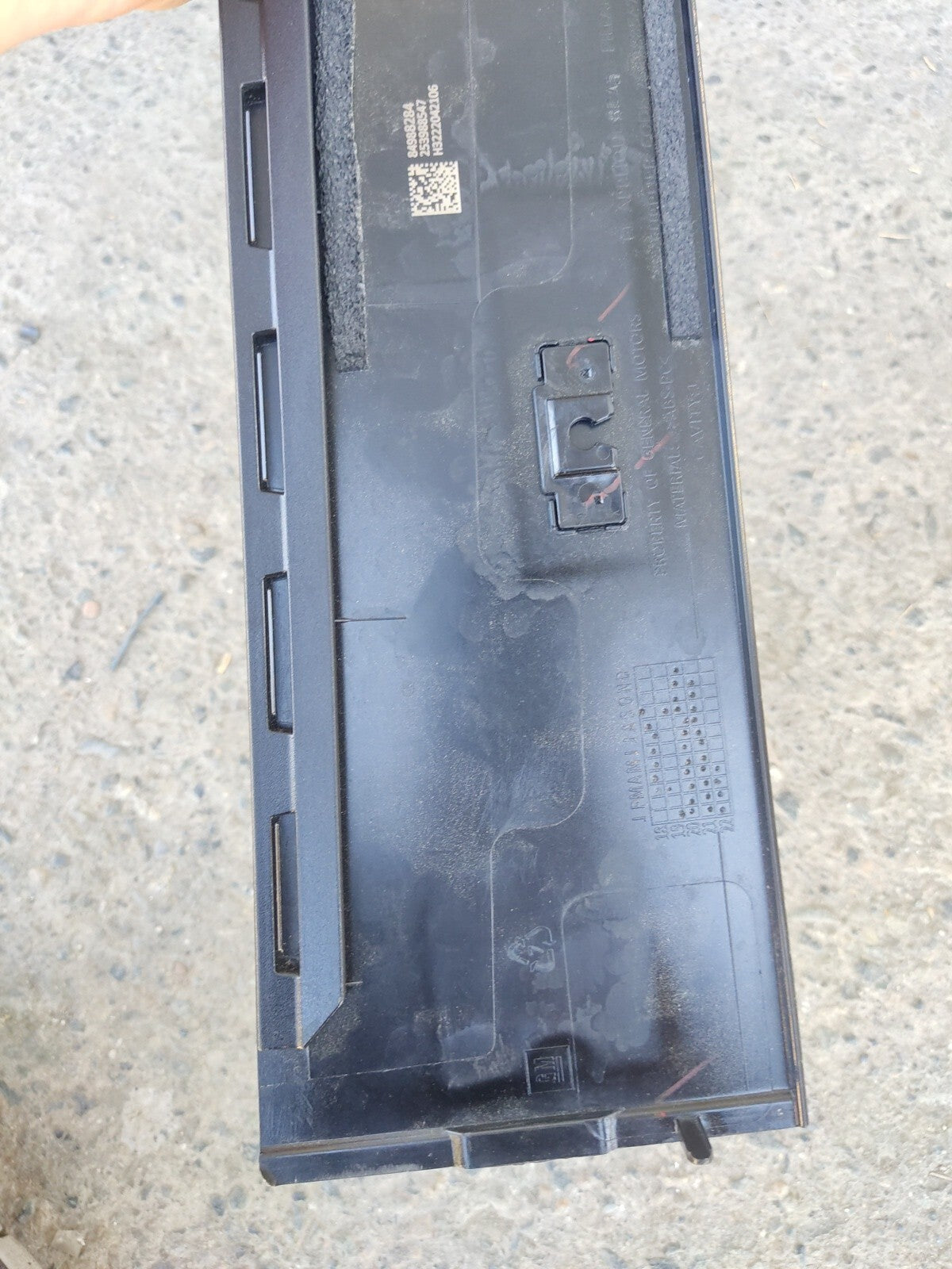 GM P/N 84988284 Rear Passenger Side Door Window Frame Front Applique Black